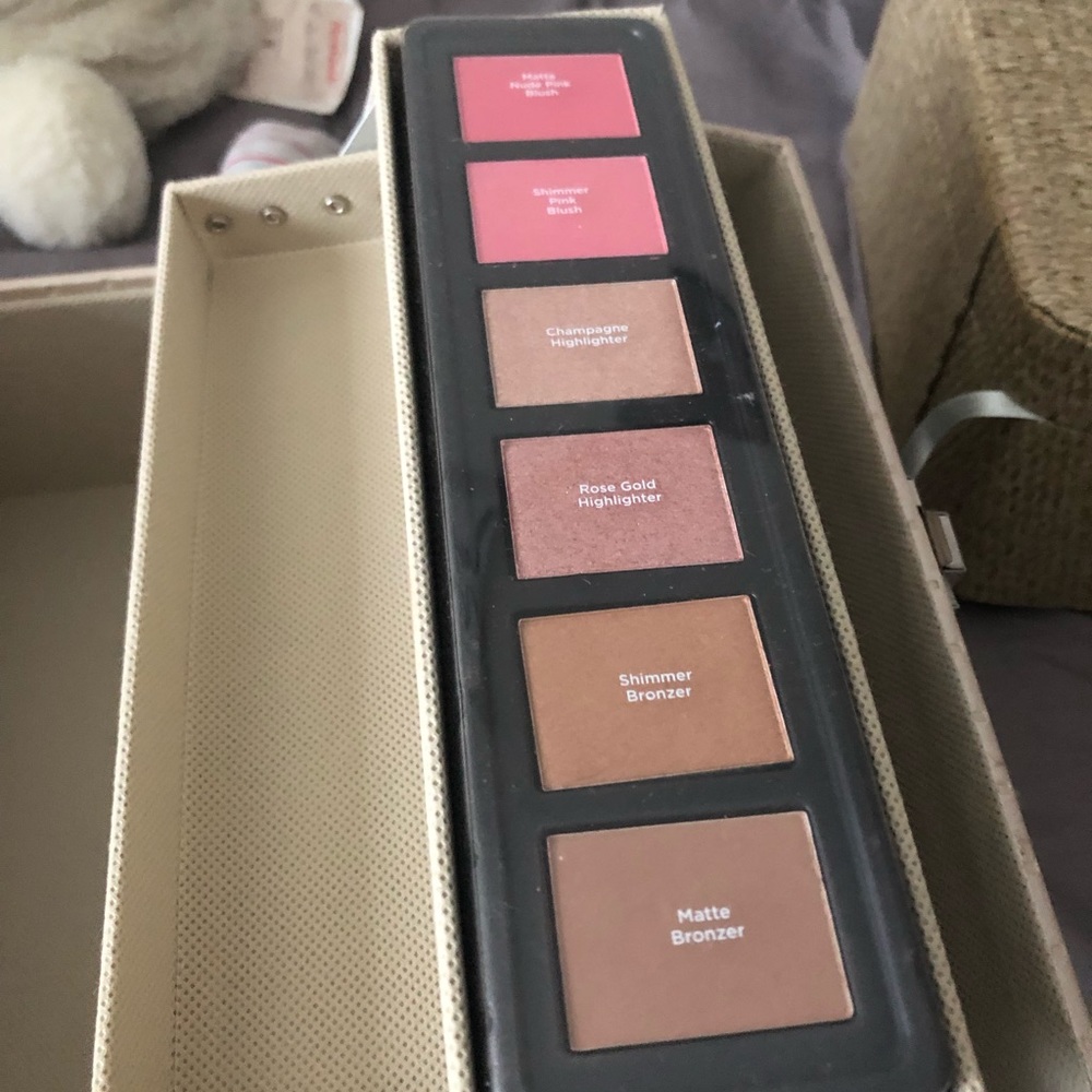 Makeup - Picture 3 of 5